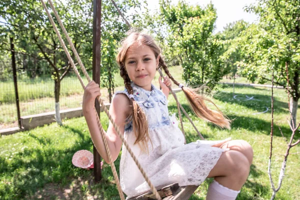 Liten Flicka Som Svänger Liten Söt Flicka Grön Trädgård Gungor — Stockfoto