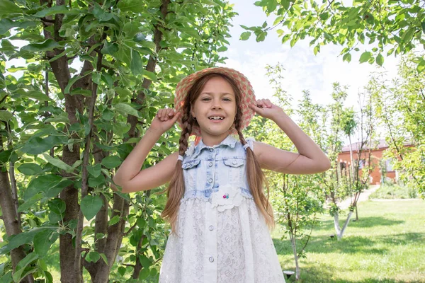 一个可爱的小女孩在一个绿色的花园 儿童肖像画 — 图库照片
