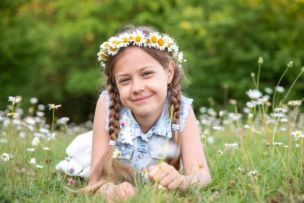 Söt Liten Flicka Sommarklänning Liggande Gräset Liten Flicka Och Prästkragar — Stockfoto