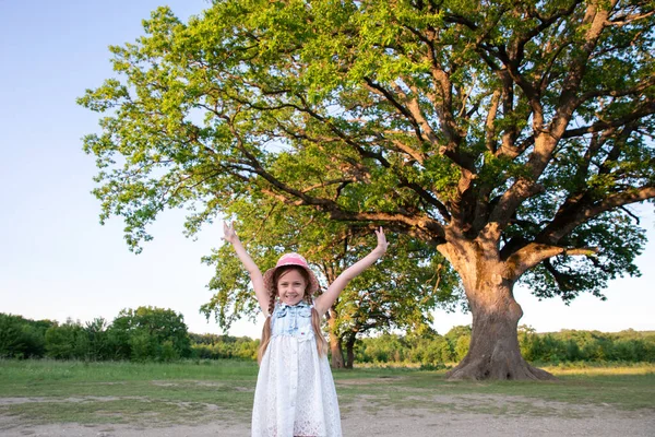Liten Flicka Vid Ett Stort Träd Barn Nära Med Stor — Stockfoto