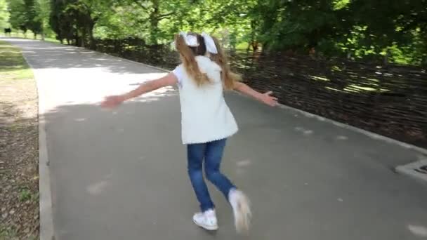 Kleines Mädchen Spielt Beim Laufen Park — Stockvideo