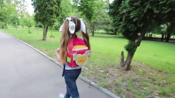 가방을 소녀가 공원을 다닌다 공원에 — 비디오