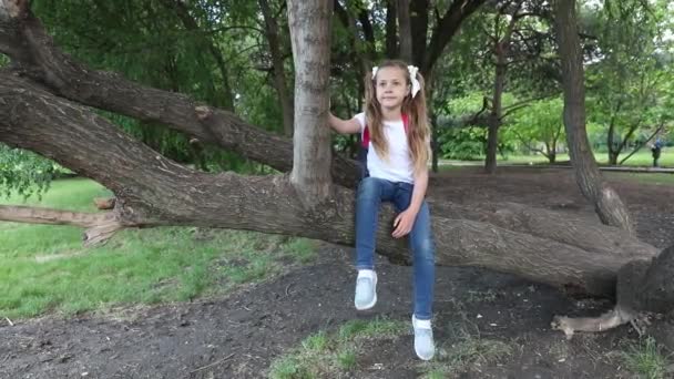 Ένα Γλυκό Κοριτσάκι Σακίδιο Σκαρφαλώνει Ένα Δέντρο Ένα Παιδί Ένα — Αρχείο Βίντεο