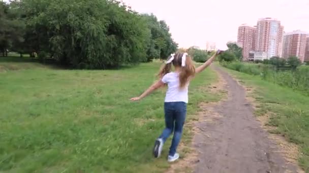 Enfant Lance Avion Papier Fille Dans Parc Verdoyant Forêt — Video