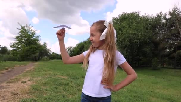 Ребенок Запускает Бумажный Самолет Девушка Зеленом Парке Лес — стоковое видео