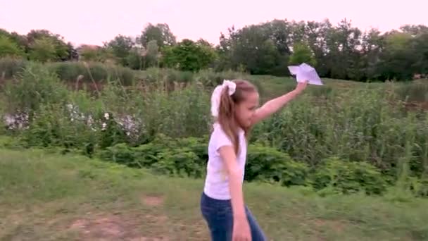 Das Kind Startet Ein Papierflugzeug Mädchen Einem Grünen Park Wald — Stockvideo