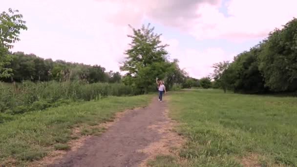 Het Kind Lanceert Een Papieren Vliegtuig Meisje Een Groen Park — Stockvideo