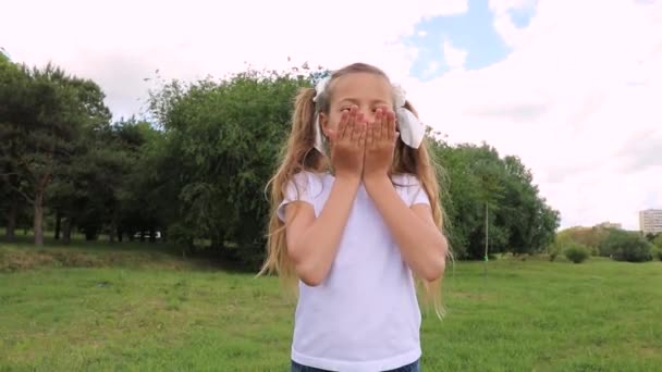 Девочка Целует Воздух Маленькая Красивая Девочка Делает Воздушный Поцелуй — стоковое видео