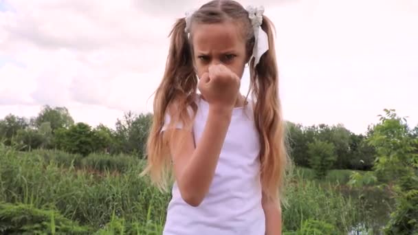 Barnet Visar Knytnäven Flicka Olycklig Arg Upprörd — Stockvideo
