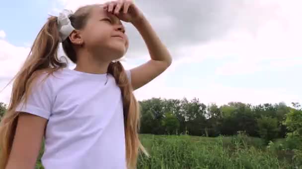 Niño Con Una Camiseta Blanca Mira Hacia Otro Lado Niña — Vídeos de Stock