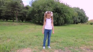 Küçük bir kız işaret parmağıyla tehdit ediyor. Çocuk öfkeli ve öfkeli.