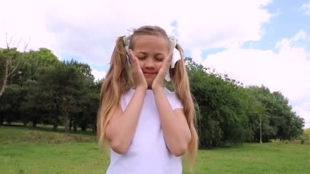 Zerknij Boo Mała Dziewczynka Zakryła Oczy Dłońmi Stylu Życia Czekając — Wideo stockowe