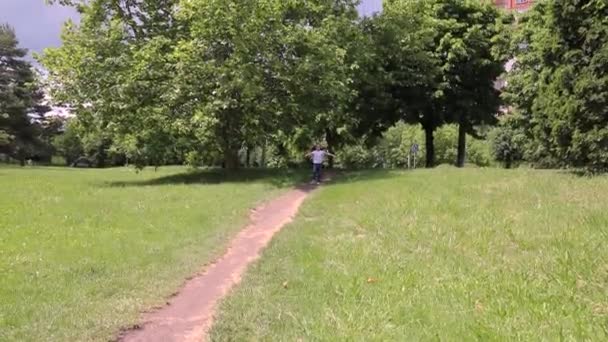 Маленька Дівчинка Пробігає Через Зелений Парк Дитина Біжить — стокове відео