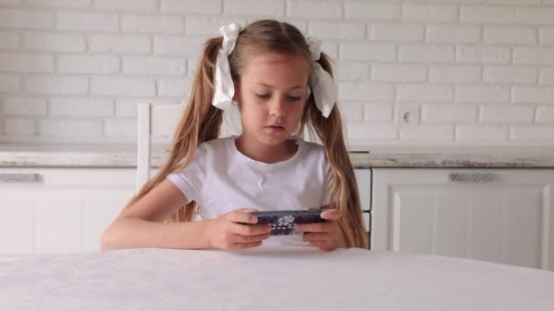 Seorang Anak Dalam Kemeja Putih Memainkan Telepon Gadis Itu Melihat — Stok Video