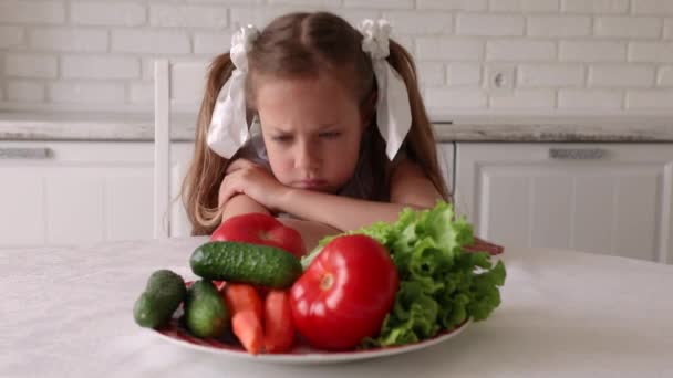 Девочка Хочет Овощи Ребенок Злится Отворачивается Маленькая Девочка Кухне Хочет — стоковое видео