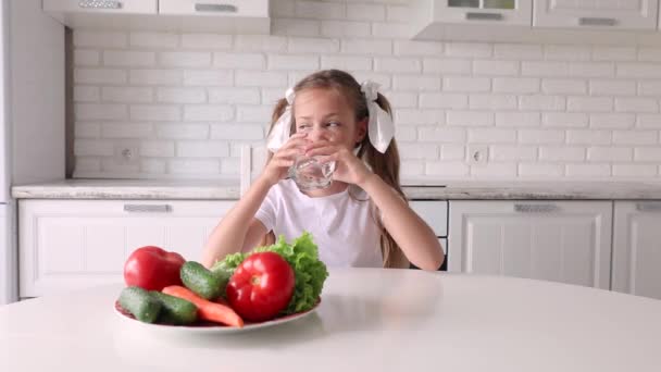 Seorang Anak Dalam Kaos Putih Minum Air Bersih Dari Gelas — Stok Video