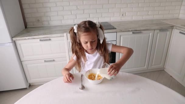 Adorable Niñita Comiendo Desayuno Saludable Linda Niña Tomando Desayuno — Vídeos de Stock