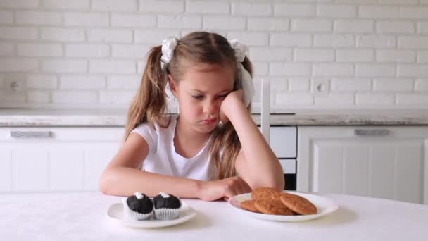 Holčička Nechce Jíst Sladké Jídlo Dítě Nemá Rádo Sladkosti — Stock video