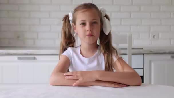 Chica Retrato Mirando Cámara Una Niña Pequeña Con Una Camiseta — Vídeo de stock