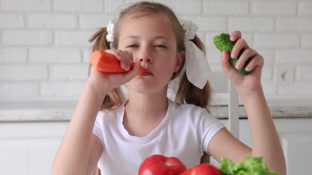 小孩喜欢吃水果和蔬菜 小女孩吃蔬菜 — 图库视频影像