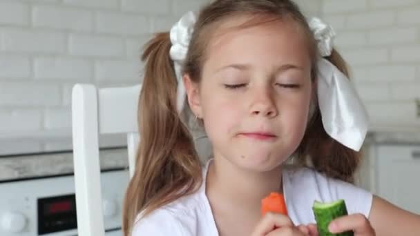 Enfant Aime Manger Des Fruits Légumes Petite Fille Mange Des — Video