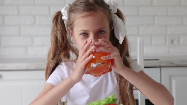 Felice Bambino Beve Succo Vitamina Alla Bambina Piace Mangiare Verdure — Video Stock