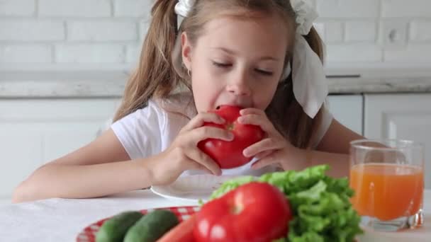 Little Girl Likes Eat Vegetables Concept Healthy Eating — Stock Video