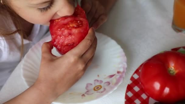 Gadis Kecil Yang Lucu Duduk Meja Dapur Dan Makan Sayuran — Stok Video