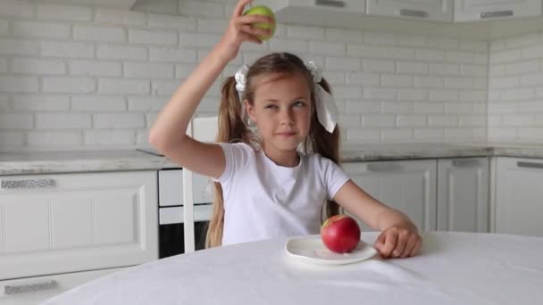 Una Niña Pequeña Pone Una Manzana Cabeza Niño Sostiene Una — Vídeos de Stock