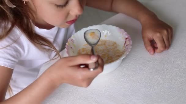 Adorable Niñita Comiendo Desayuno Saludable Linda Niña Tomando Desayuno — Vídeos de Stock