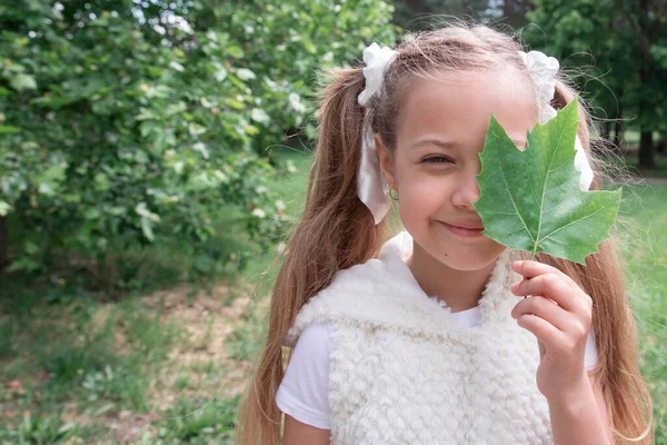 Söt Liten Barn Naturen Håller Ett Löv Över Ögat — Stockfoto