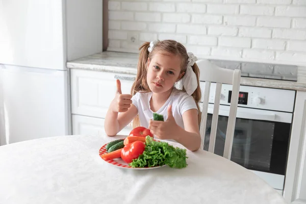 Little Girl Eats Vegetables Kitchen Healthy Food Vegetarianism Child Eats — Stock Photo, Image
