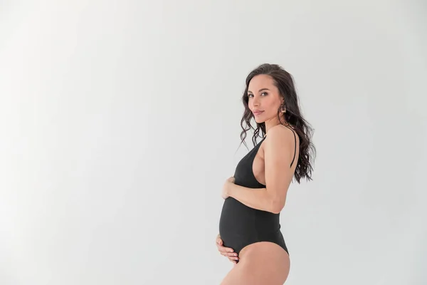 Vacker Gravid Kvinna Svart Kroppsdräkt Vit Grå Bakgrund Minimalism Kopiera — Stockfoto