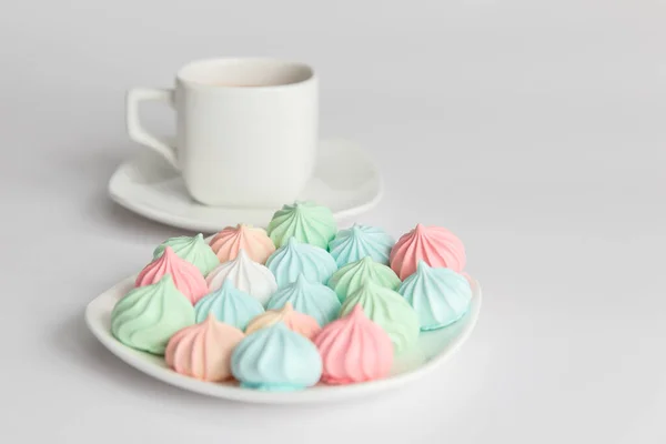 Goede Morgen Meringues Een Kop Koffie Een Schotel Geïsoleerde Een — Stockfoto