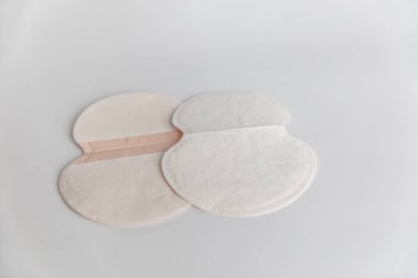 Koltukaltı için beyaz bir arka plan. Koltuk altları için terden ya da terden korunmak. Giysileri terden nasıl koruyacağız? Kumaş üzerindeki terden korunmak için..