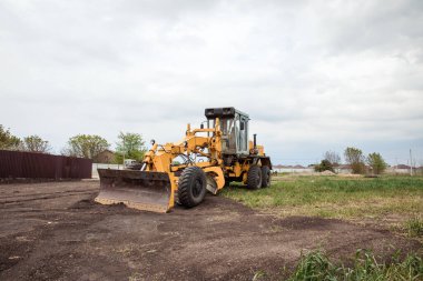 Kovalı sarı buldozer. Tekerlek Yükleyici. Sarı Ön Yükleyici. Ağır Malzeme Makinesi. Traktör ön yükleyicisi. İnşaat Makinesi.