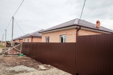 Kırmızı tuğlalı ev duvar cephesi. Ev inşaatı. kulübe kırmızı tuğla ev