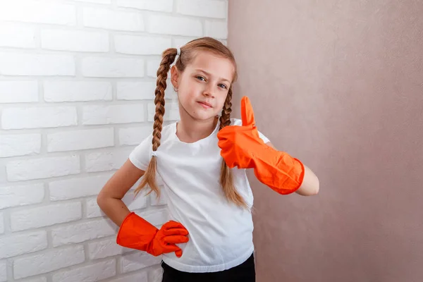 Una Niña Con Guantes Naranjas Está Limpiando Casa —  Fotos de Stock