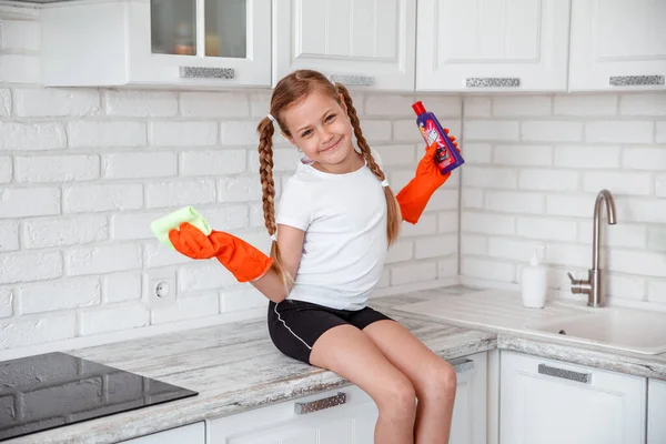 Маленькая Девочка Вытирает Пыль Девочка Кухне Носит Перчатки — стоковое фото