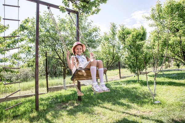 Liten Flicka Som Svänger Liten Söt Flicka Grön Trädgård Svänger — Stockfoto