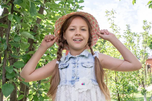 孩子们在户外玩耍 戴帽子的可爱小女孩 孩子的肖像女孩在公园 — 图库照片