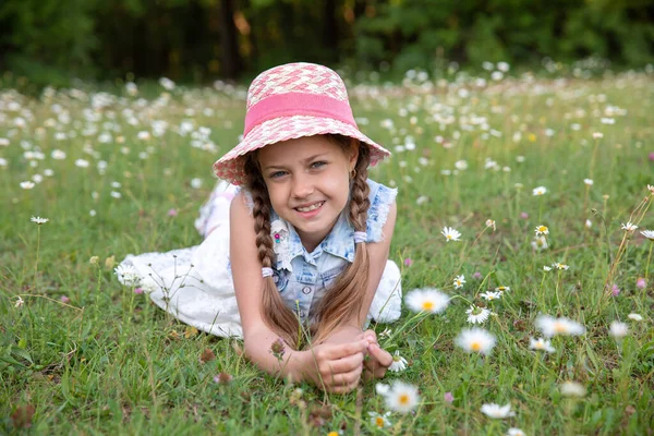 一个可爱的小女孩在一个绿色的花园 儿童肖像画 — 图库照片