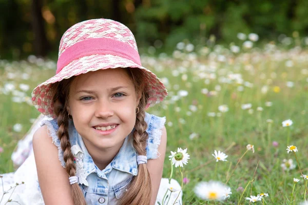 Söt Liten Flicka Sommarklänning Och Hatt Liggande Gräset Liten Flicka — Stockfoto