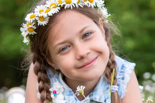 Söt Liten Flicka Grön Trädgård Barnets Porträtt — Stockfoto