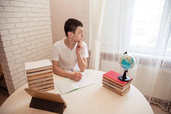 Genç Odasındaki Masada Ödev Yapıyor Evde Öğretmenlik — Stok fotoğraf