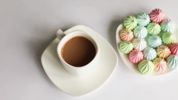Meringues Cake Snoep Een Kop Koffie Een Witte Achtergrond — Stockvideo