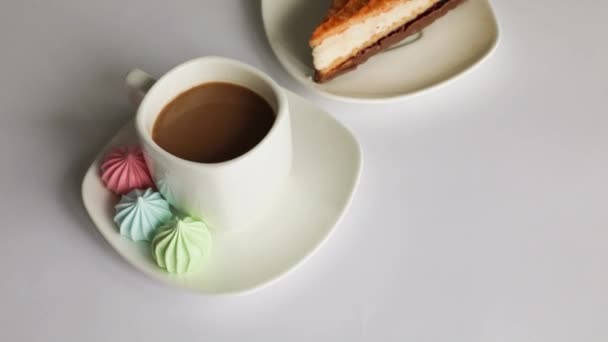 Merengues Bolo Doces Uma Xícara Café Fundo Branco — Vídeo de Stock