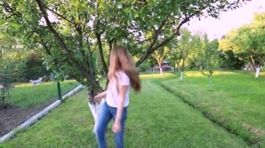 Mutlu bir çocukluk. Yeşil bir bahçede daireler çizen uzun saçlı tatlı bir kız. Bebek parkta yürüyor ve daireler çiziyor..