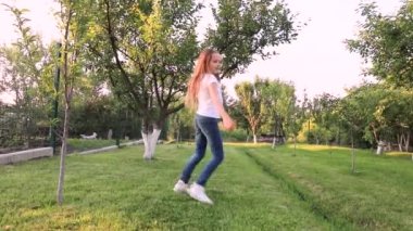 Mutlu bir çocukluk. Yeşil bir bahçede daireler çizen uzun saçlı tatlı bir kız..