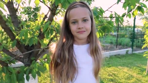 Portré Egy Aranyos Kislányról Naplementekor Egy Zöld Kertben Nyár Gyerekkor — Stock videók